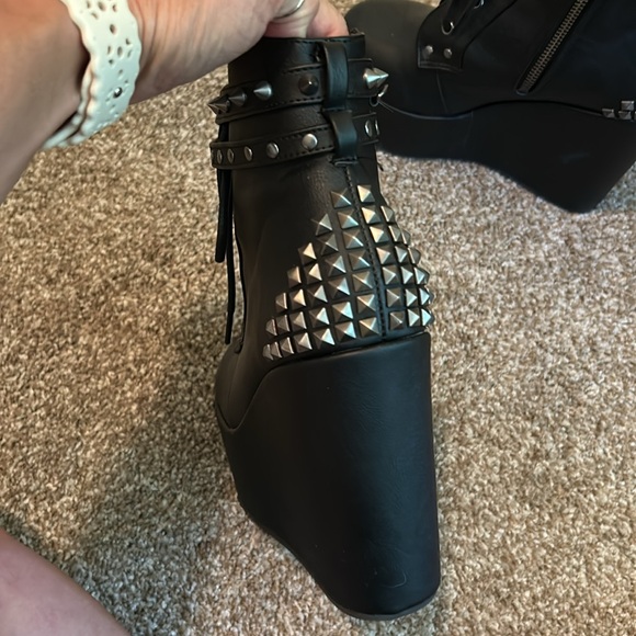 Boots - Picture 3 of 7